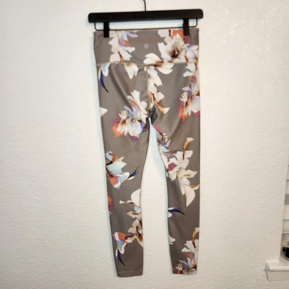 Athleta Elation Paradise 7/8 Leggings Womens S Gray White Floral High Rise Logo - Picture 10 of 15